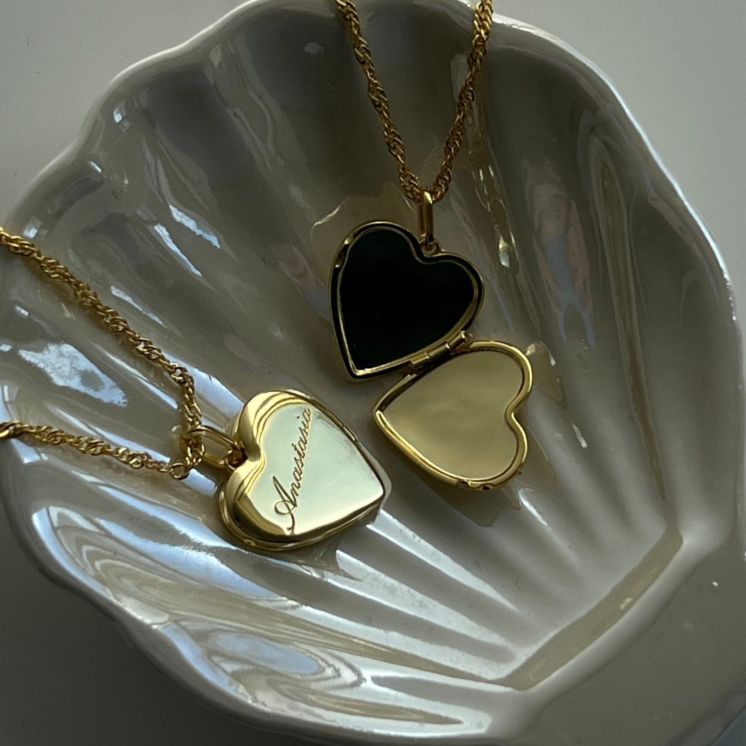 Custom_PersonalizedHeartLocketNecklaceGold1.png